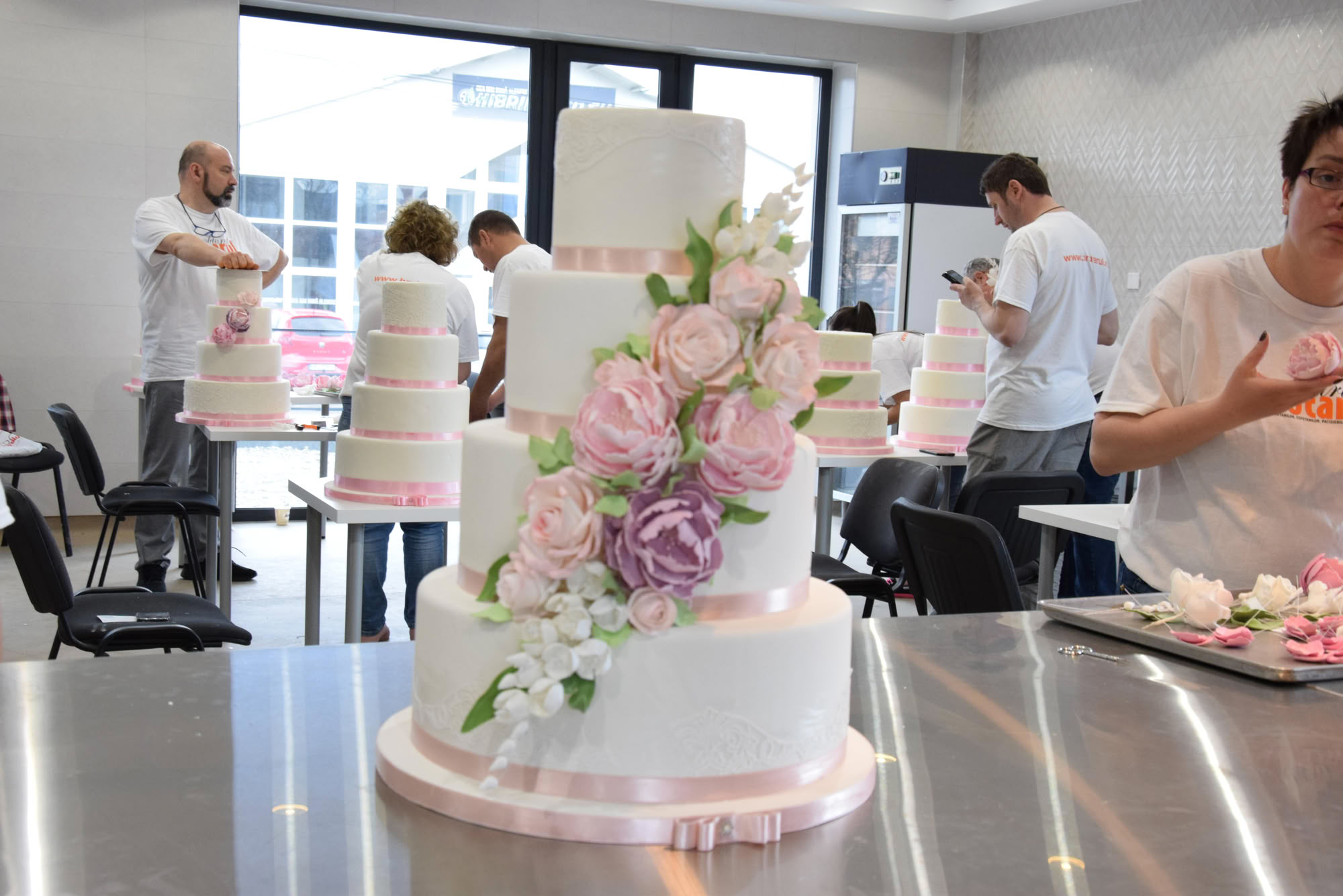 VIDEO - Curs decorare torturi si modelare flori